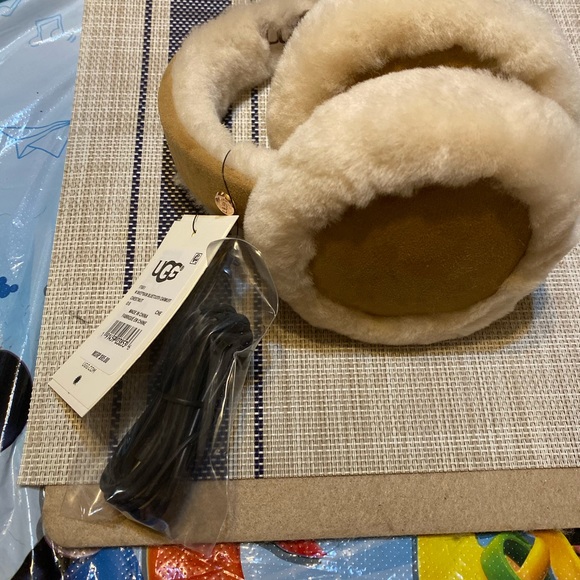 UGG EARMUFFS BLUETOOTH SHEEPSKIN  NWOB - Picture 3 of 7